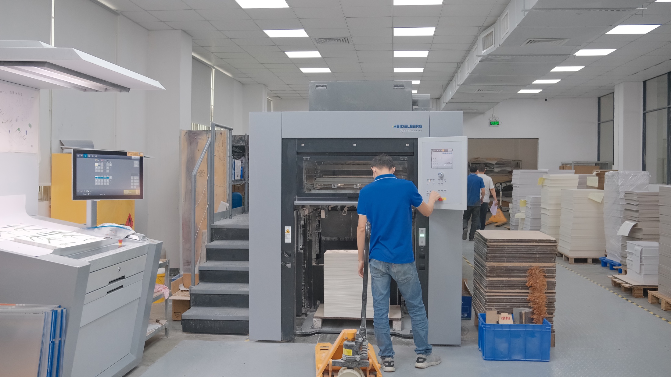 Heidelberg offset press inside the DATANGXING packaging factory